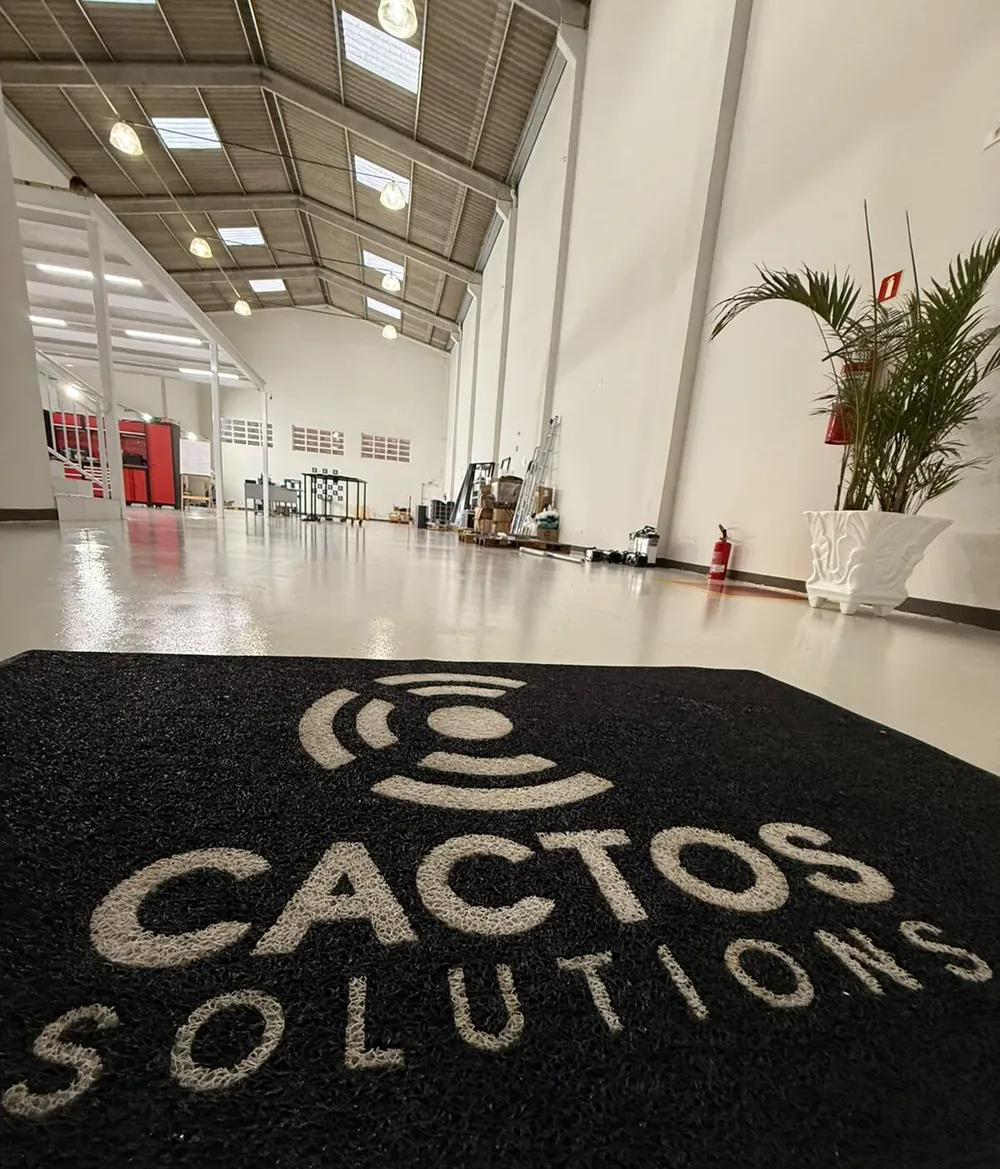 Entrada da fábrica da Cactos Solutions com tapete da marca